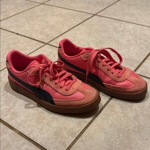Puma Women's Sneakers in hot pink and navy
